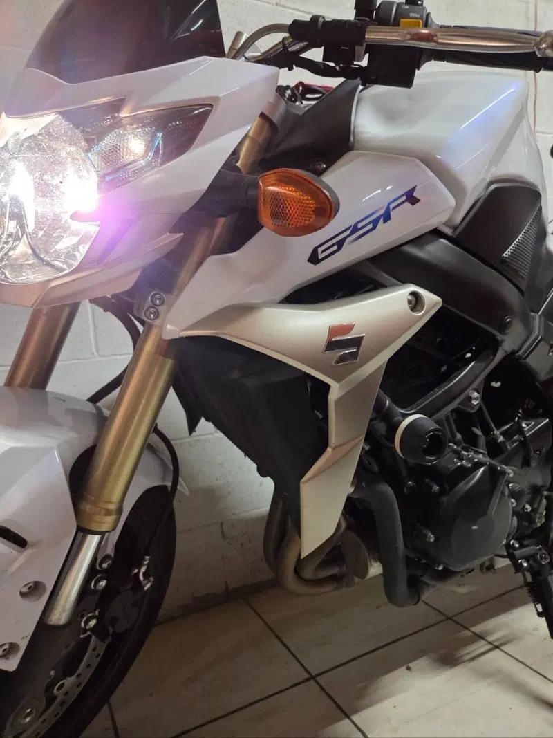 Suzuki GSR 750 (2010 - 15) (6)
