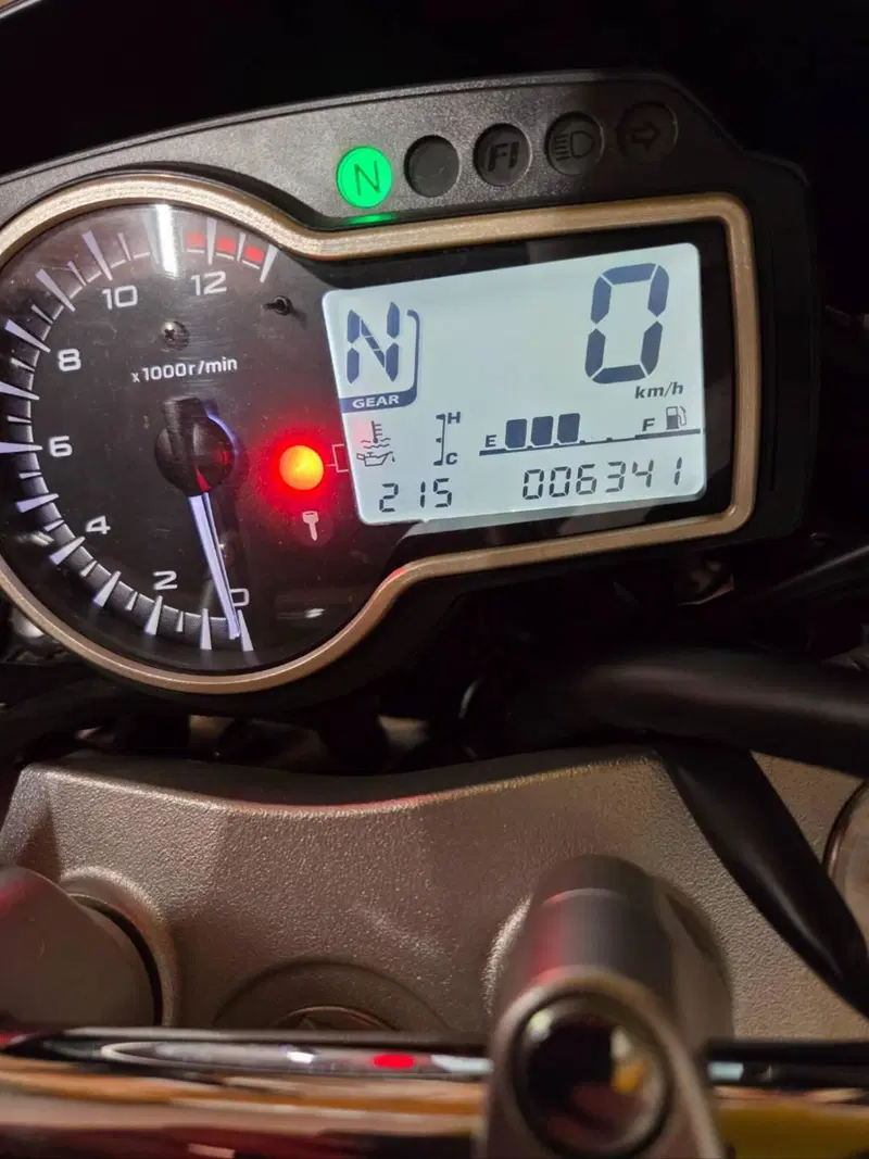 Suzuki GSR 750 (2010 - 15) (3)