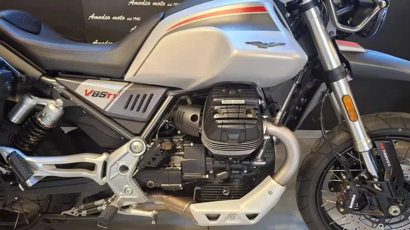 Moto Guzzi V85 TT Travel (2021 - 23) (5)