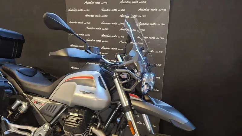 Moto Guzzi V85 TT Travel (2021 - 23) (7)