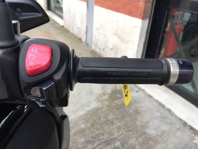 Yamaha X-Max 300 Tech Max (2021 - 24) (13)