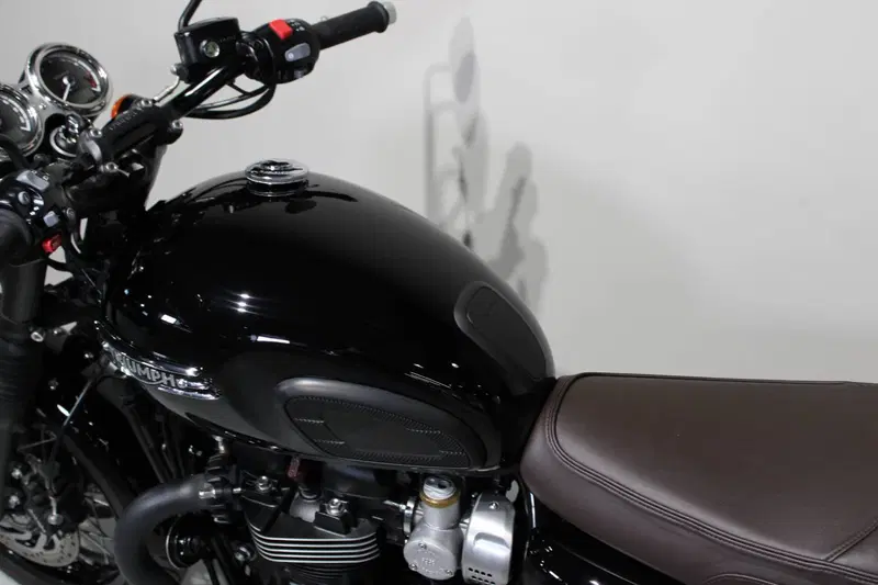 Triumph Bonneville T120 Black (2021 - 25) (5)