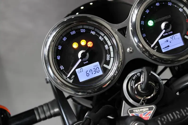 Triumph Bonneville T120 Black (2021 - 25) (6)