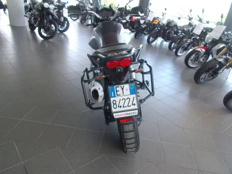 Moto Guzzi V85 TT Centenario (2021 - 22) (3)