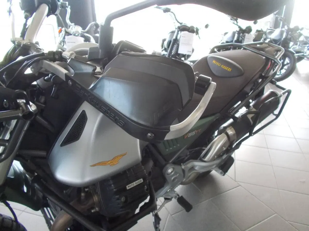 Moto Guzzi V85 TT Centenario (2021 - 22) (4)