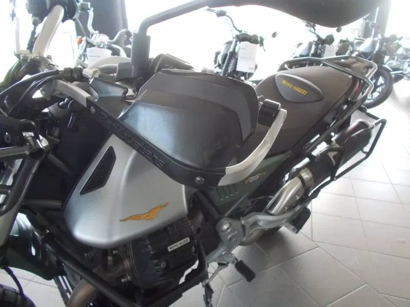 Moto Guzzi V85 TT Centenario (2021 - 22) (4)