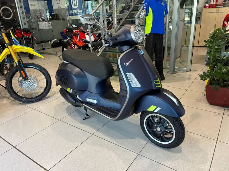 Vespa GTS 300 Super Tech (2023 - 24) (2)