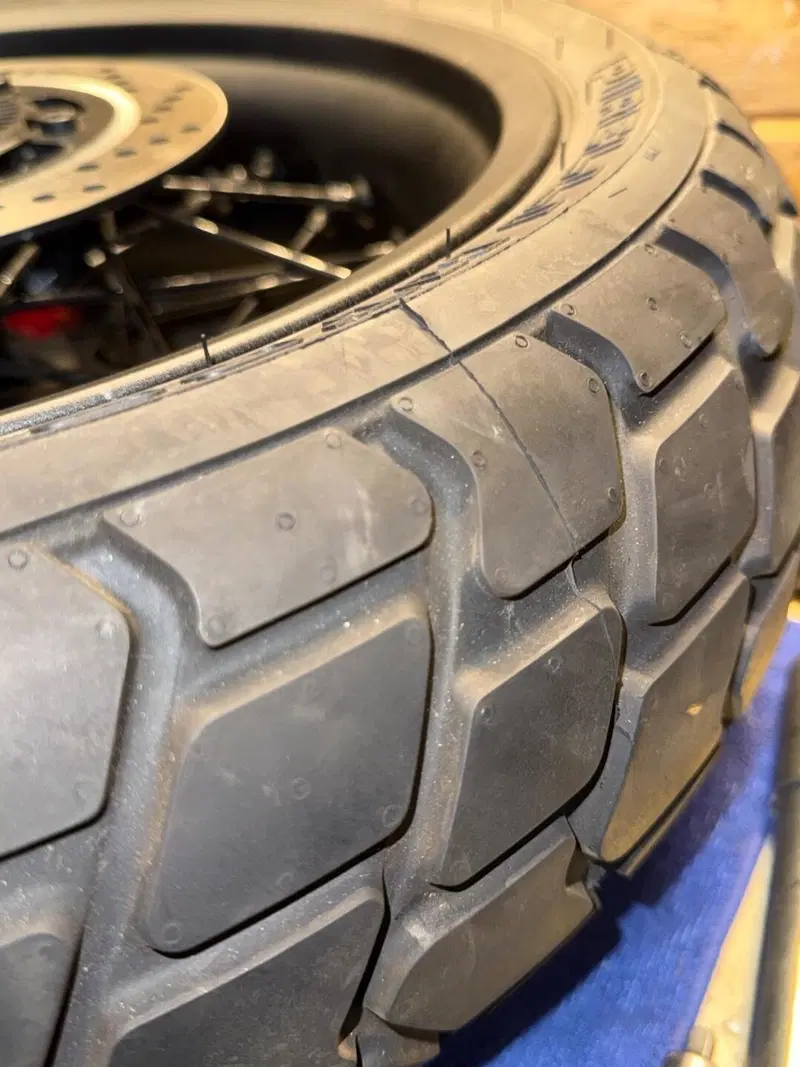 Cerchi a RAGGI Ducati Scrambler 2025 + Freni BREMB (2)