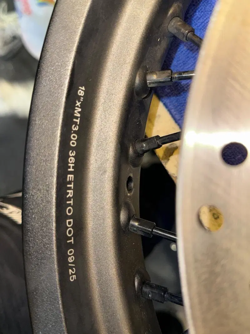 Cerchi a RAGGI Ducati Scrambler 2025 + Freni BREMB (3)