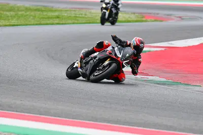 Michelin Power Performance: tecnologia SBK a portata di tutti. La gomma che ti fa andare pi&ugrave; forte? [VIDEO E GALLERY]
