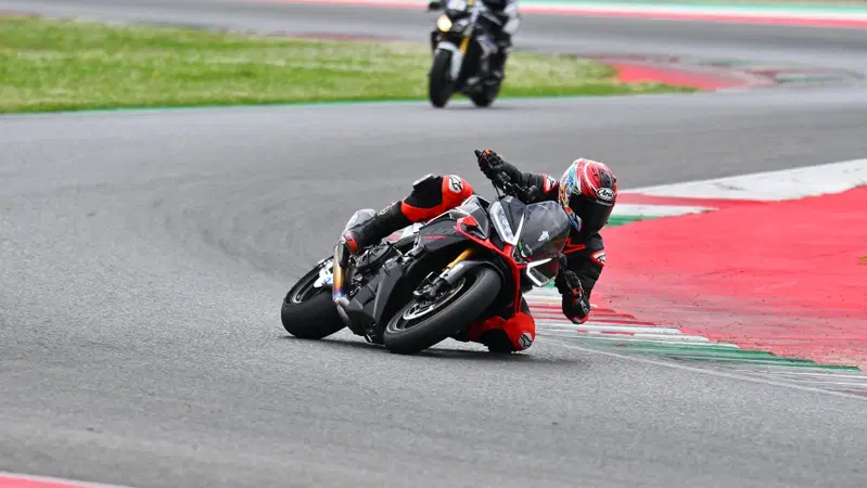 Michelin Power Performance: tecnologia SBK a portata di tutti. La gomma che ti fa andare pi&ugrave; forte? [VIDEO E GALLERY]