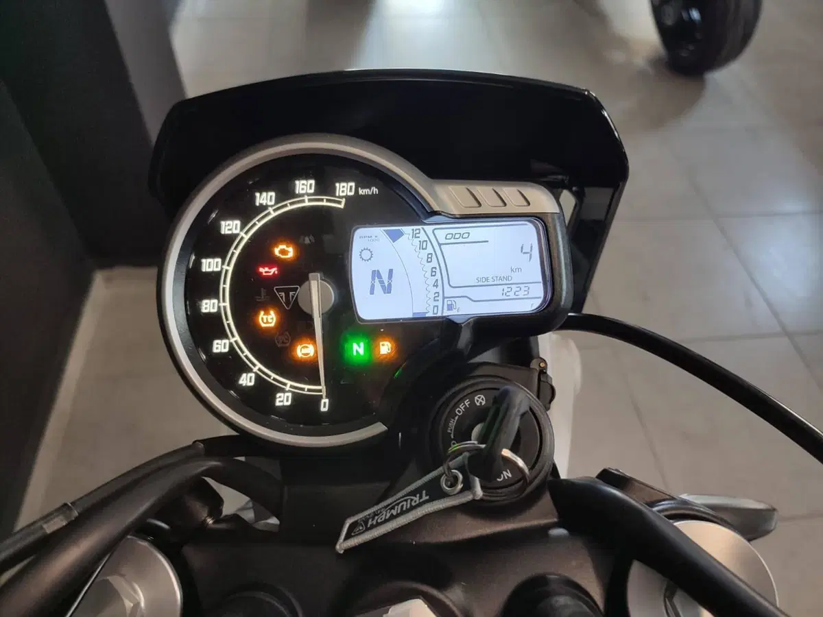 Triumph Tracker 400 (2026) (5)