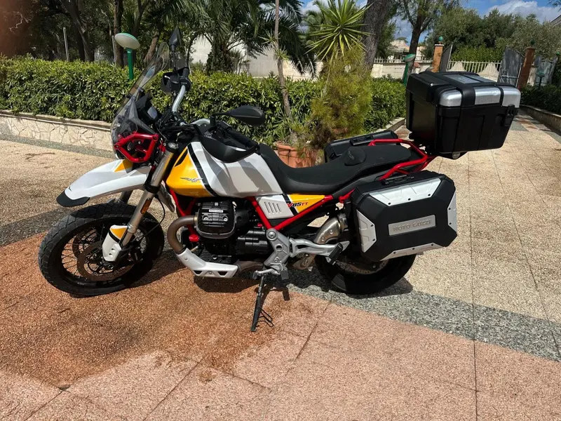 Moto Guzzi V85 TT Travel (2020)