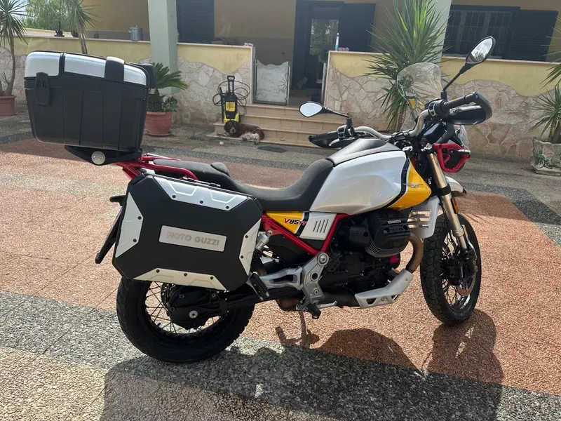 Moto Guzzi V85 TT Travel (2020) (2)