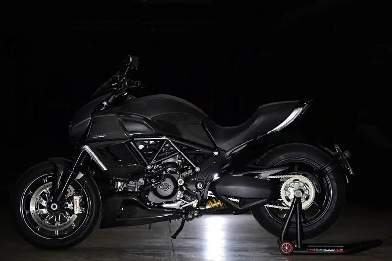 Ducati Diavel 1200 Carbon (2010 - 13) (2)