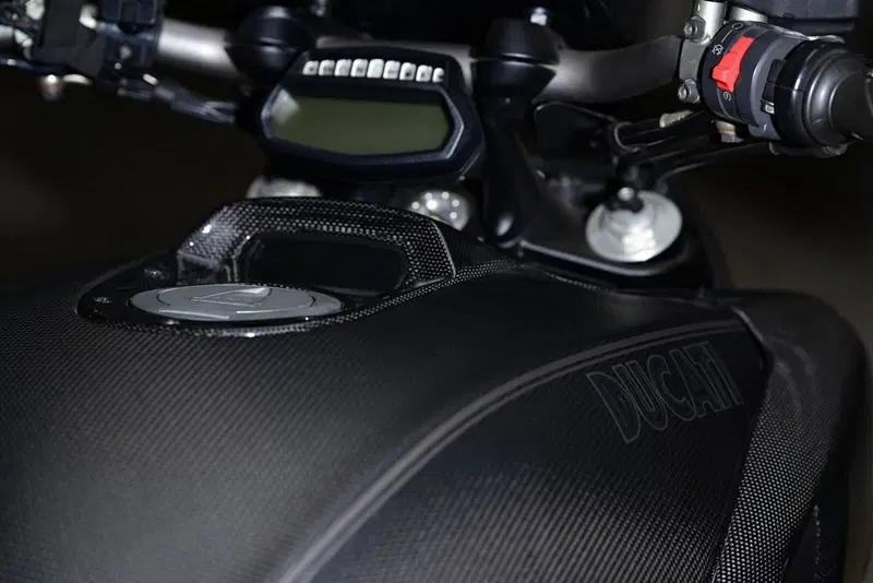 Ducati Diavel 1200 Carbon (2010 - 13) (5)