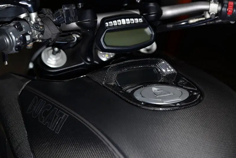 Ducati Diavel 1200 Carbon (2010 - 13) (6)