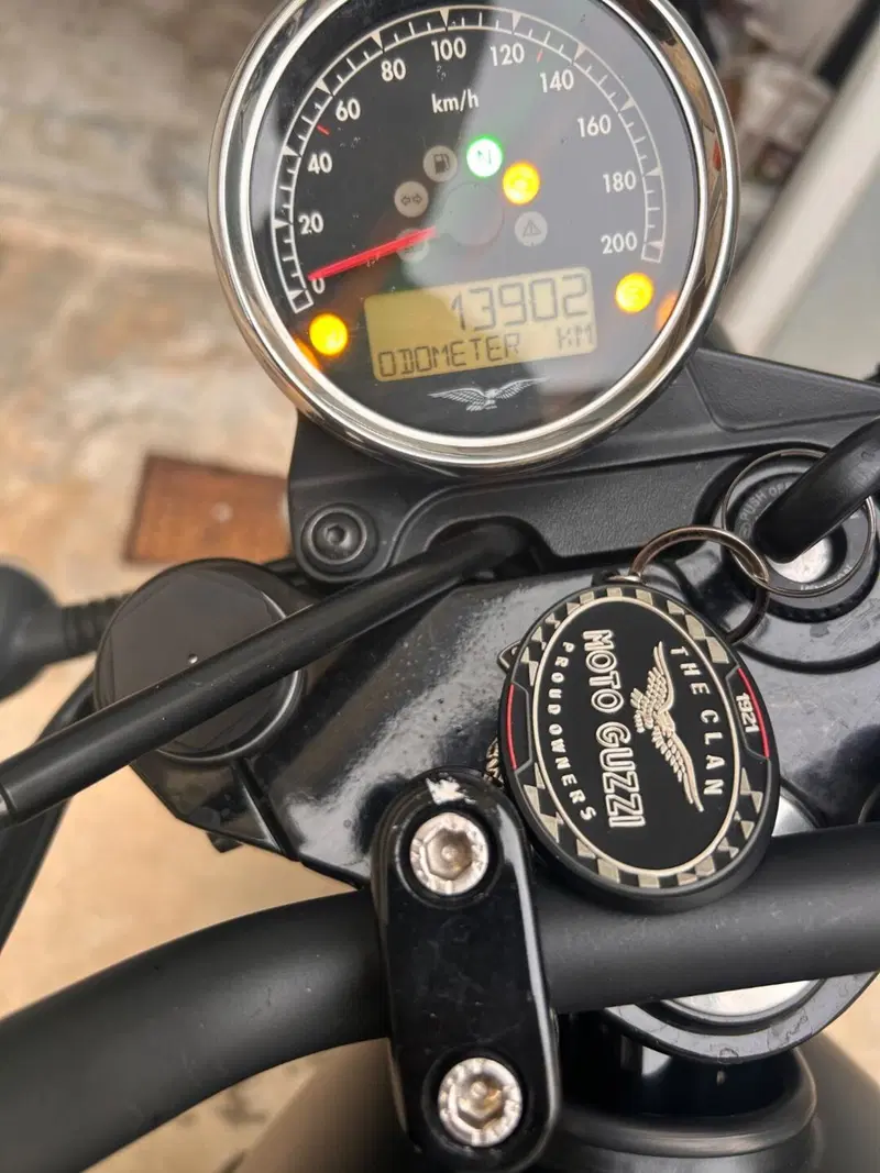 Moto Guzzi V7 III Stone (2017 - 20) (2)