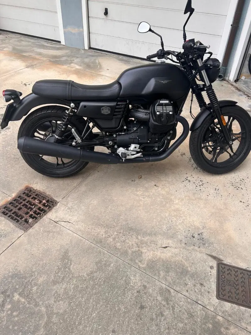 Moto Guzzi V7 III Stone (2017 - 20) (4)