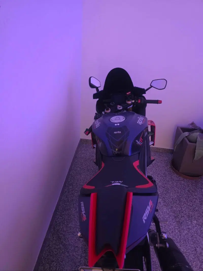Aprilia RSV4 1100 Factory (2021 - 24) (8)