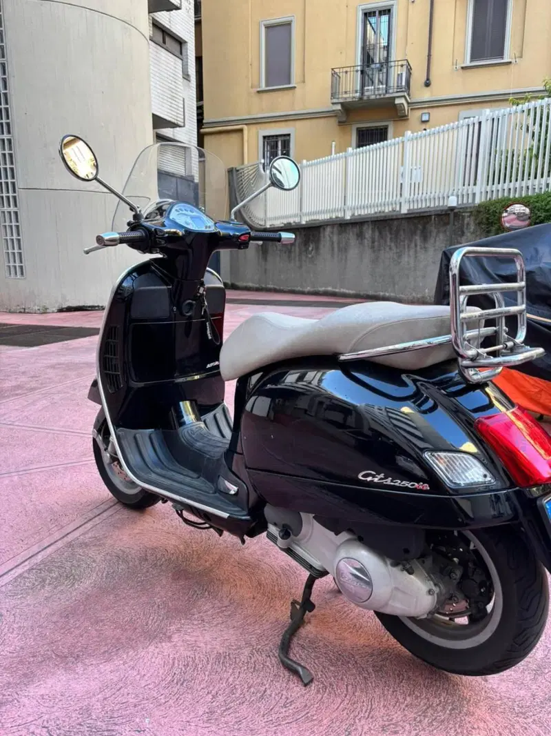 Piaggio Vespa 200 E