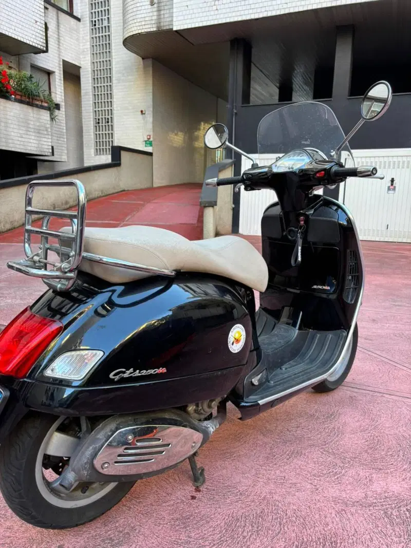 Piaggio Vespa 200 E (2)