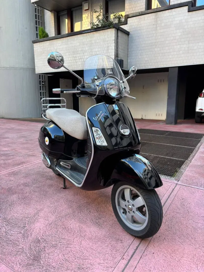 Piaggio Vespa 200 E (3)