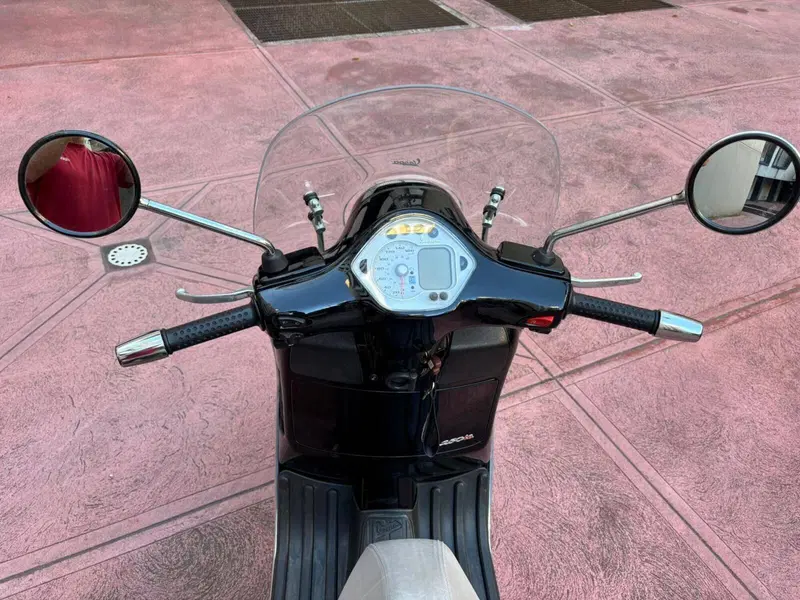 Piaggio Vespa 200 E (6)