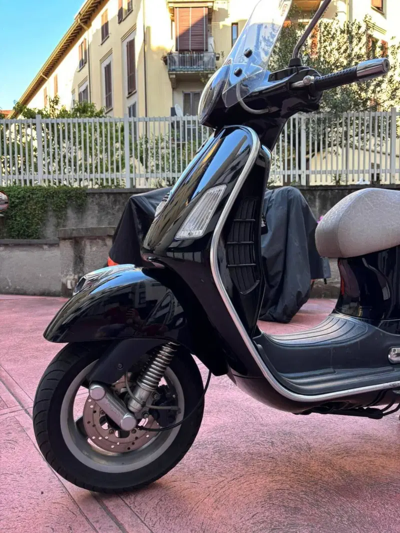 Piaggio Vespa 200 E (8)
