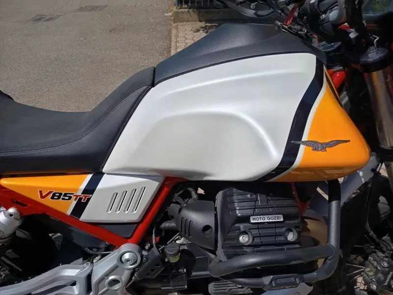 Moto Guzzi V85 TT Evocative Graphics (2019 - 20) (2)