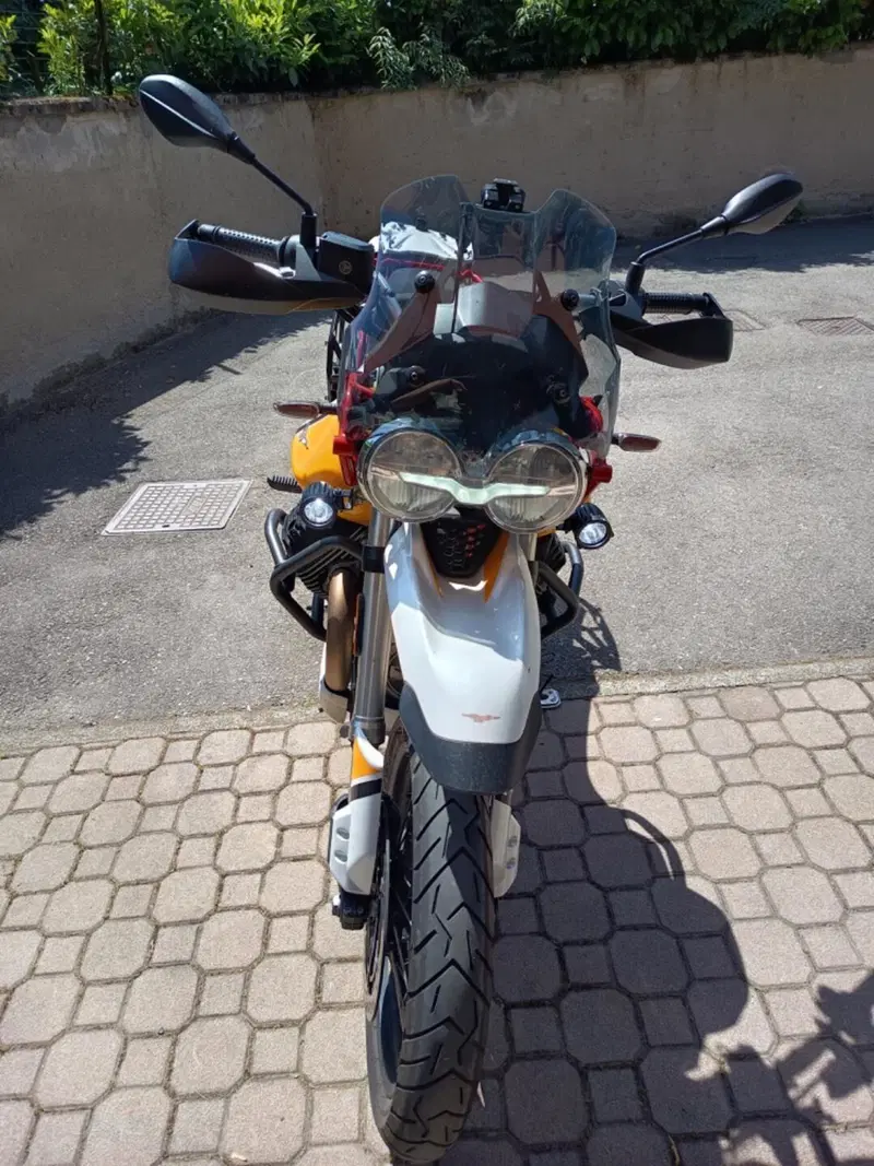 Moto Guzzi V85 TT Evocative Graphics (2019 - 20) (3)
