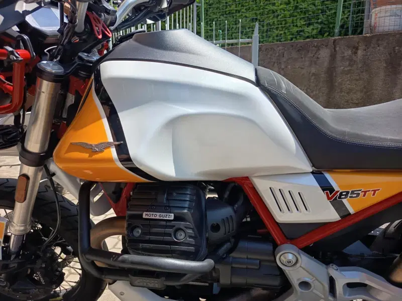 Moto Guzzi V85 TT Evocative Graphics (2019 - 20) (4)
