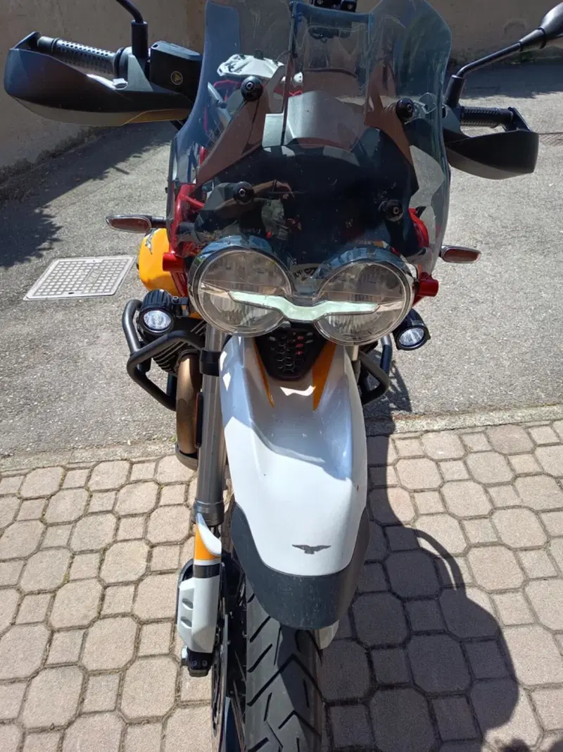 Moto Guzzi V85 TT Evocative Graphics (2019 - 20) (5)