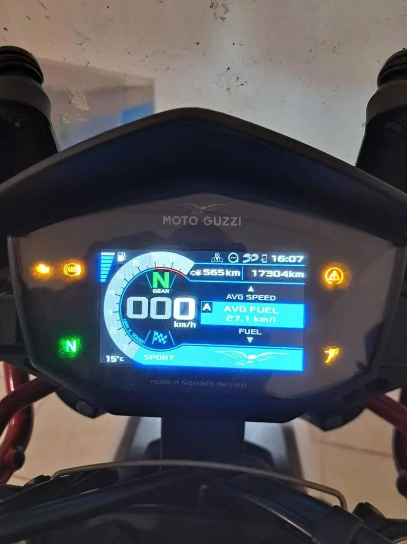 Moto Guzzi V85 TT Evocative Graphics (2021 - 23)