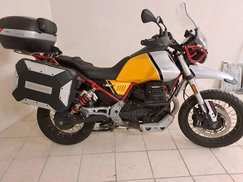 Moto Guzzi V85 TT Evocative Graphics (2021 - 23) (2)