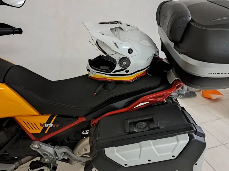 Moto Guzzi V85 TT Evocative Graphics (2021 - 23) (6)
