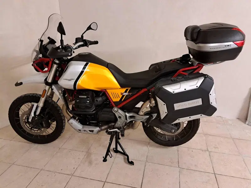 Moto Guzzi V85 TT Evocative Graphics (2021 - 23) (7)