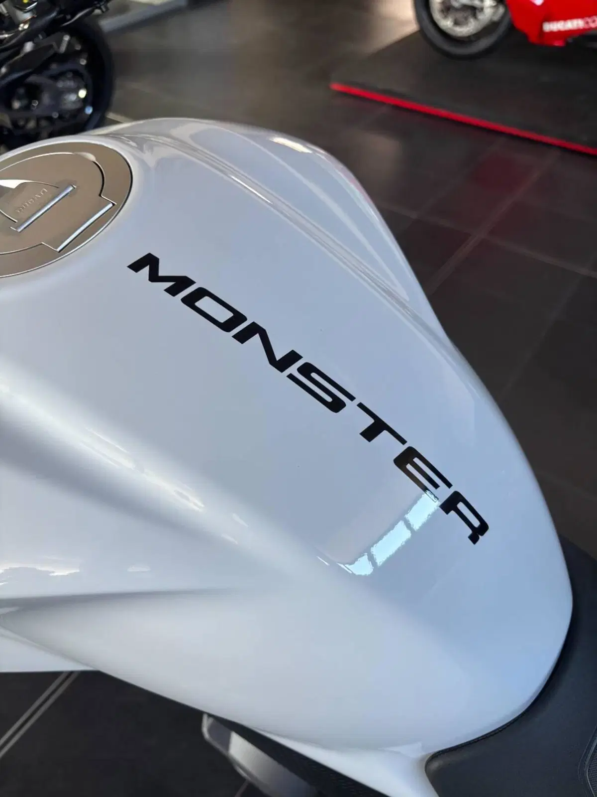 Ducati Monster 890 (2026) (4)