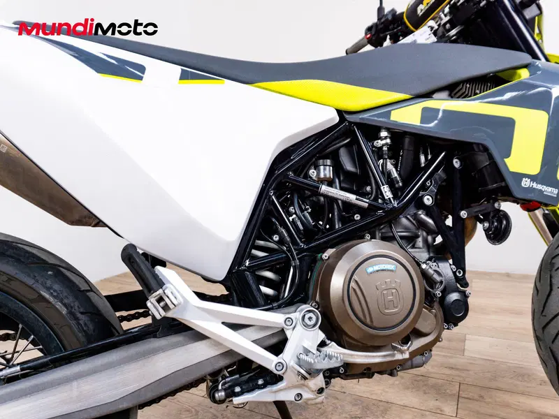 Husqvarna 701 Supermoto (2022) (4)