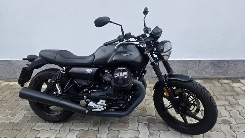 Moto Guzzi V7 Stone (2021 - 24)