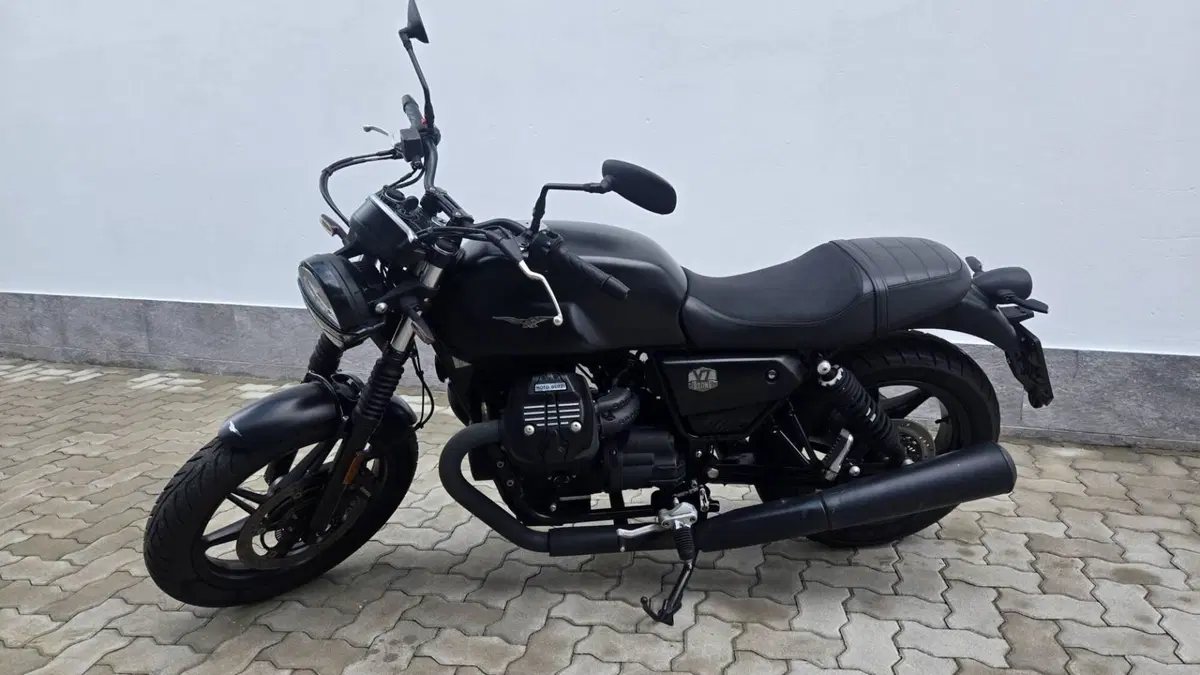 Moto Guzzi V7 Stone (2021 - 24) (3)