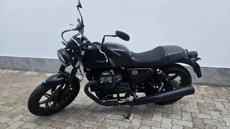Moto Guzzi V7 Stone (2021 - 24) (3)
