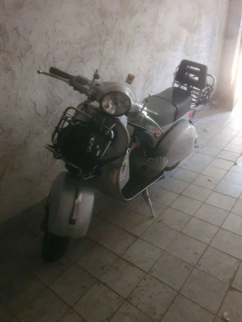 Piaggio Vespa 125 PX (2)