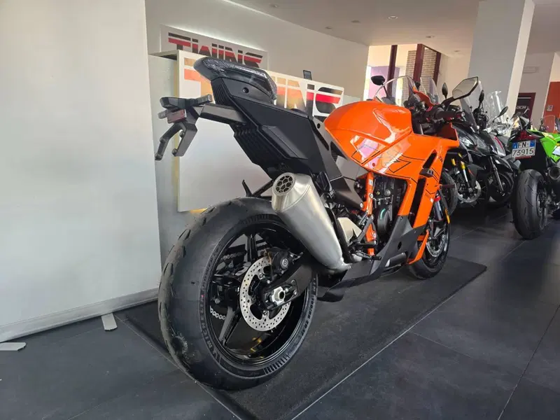 KTM 990 RC R (2026) (8)