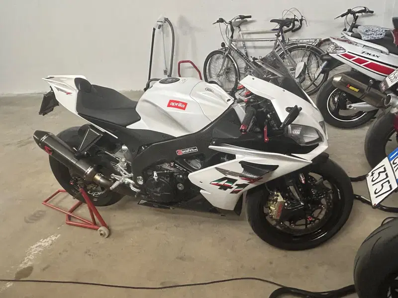 Aprilia RSV4 R (2009 - 12) (2)