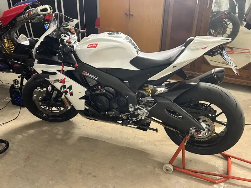 Aprilia RSV4 R (2009 - 12) (3)