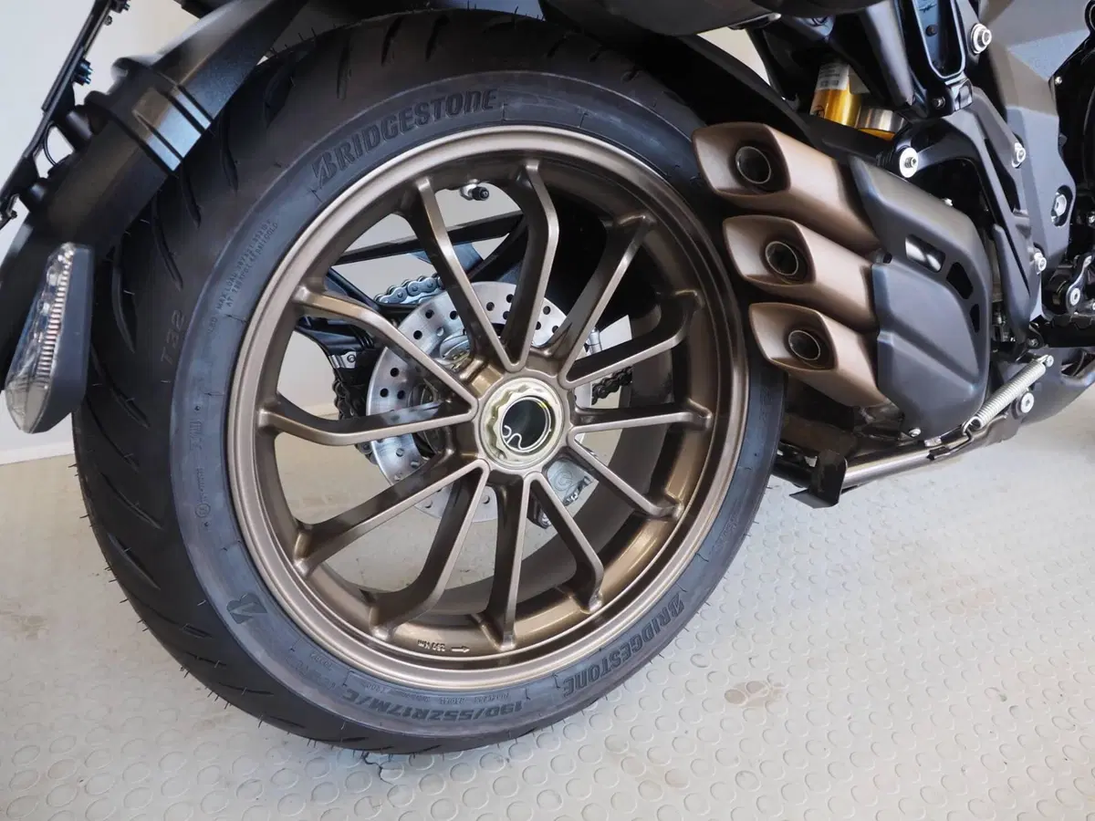 MV Agusta Turismo Veloce 800 Lusso SCS (2021 - 26) (4)