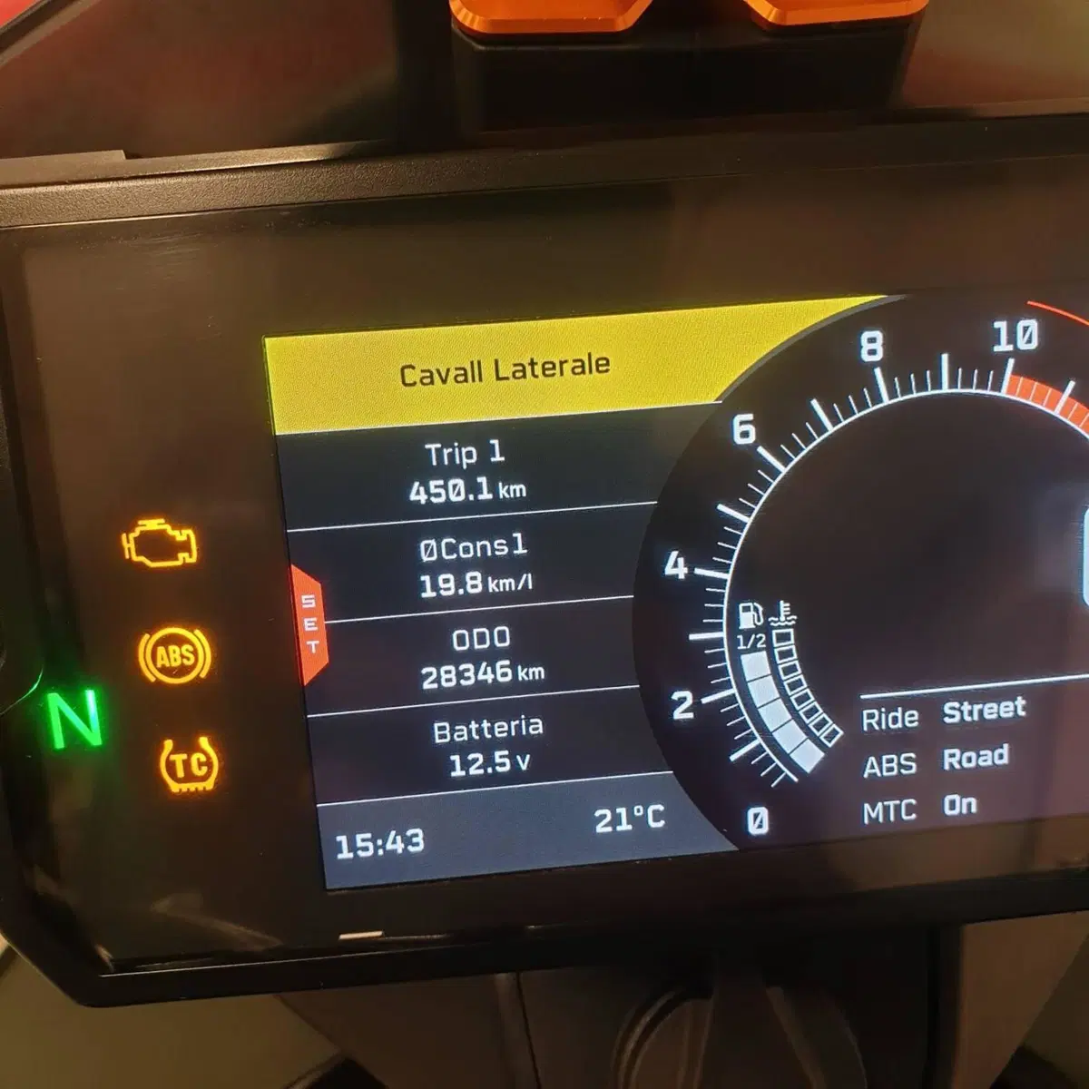 KTM 890 Adventure (2022) (3)