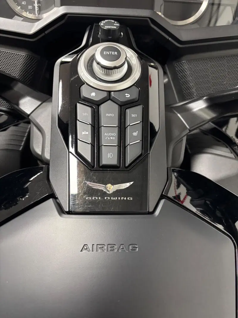 Honda GL 1800 Gold Wing Tour DCT & Airbag (2022 - 24) (2)