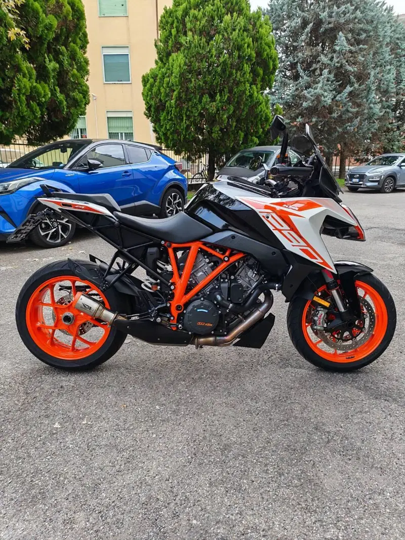 KTM 1290 Super Duke GT (2021)